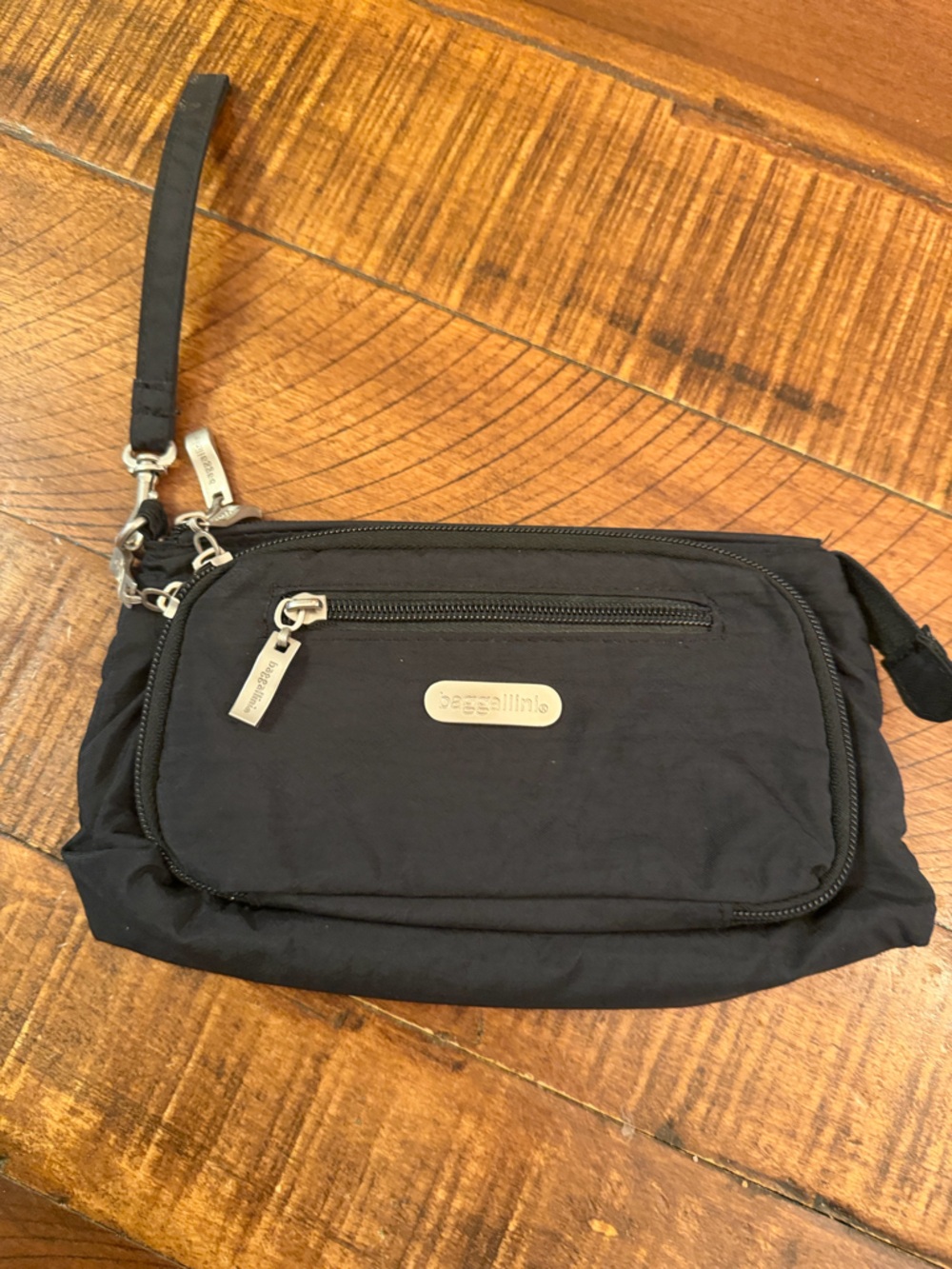 Baggallini Black Multi-Zip Wristlet Clutch